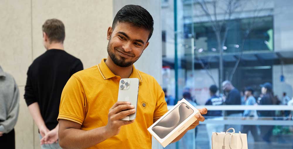 "Apple's Stock Soars with AI and Vision Pro Prospects"