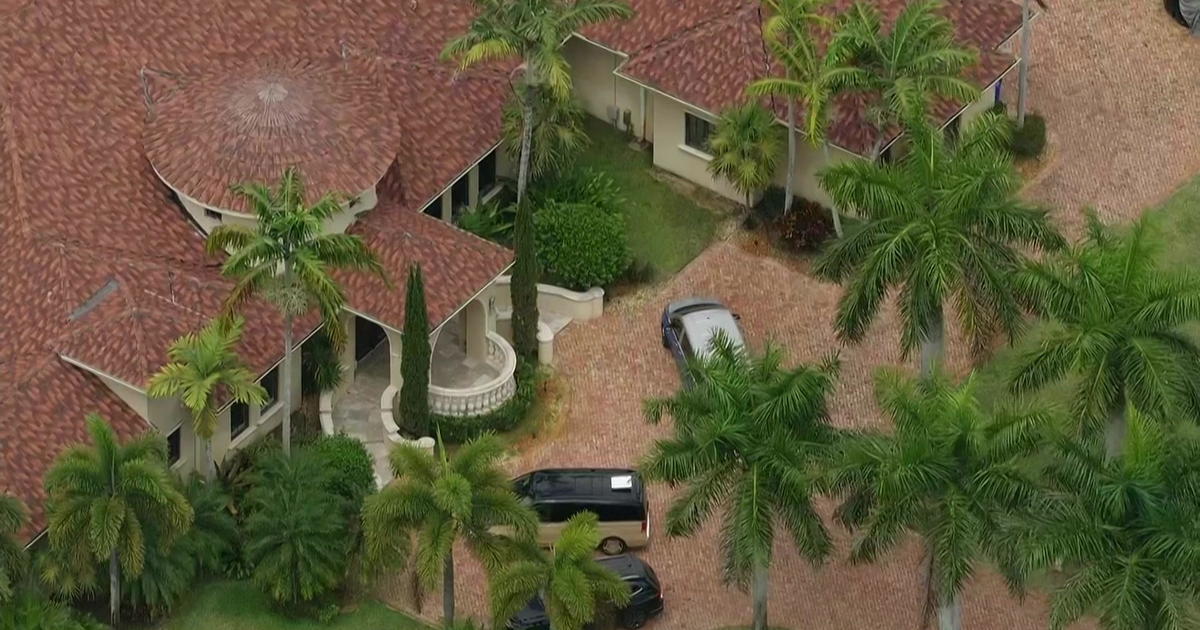 "Former NFL Pro Bowler Vontae Davis Found Dead at Florida Home"