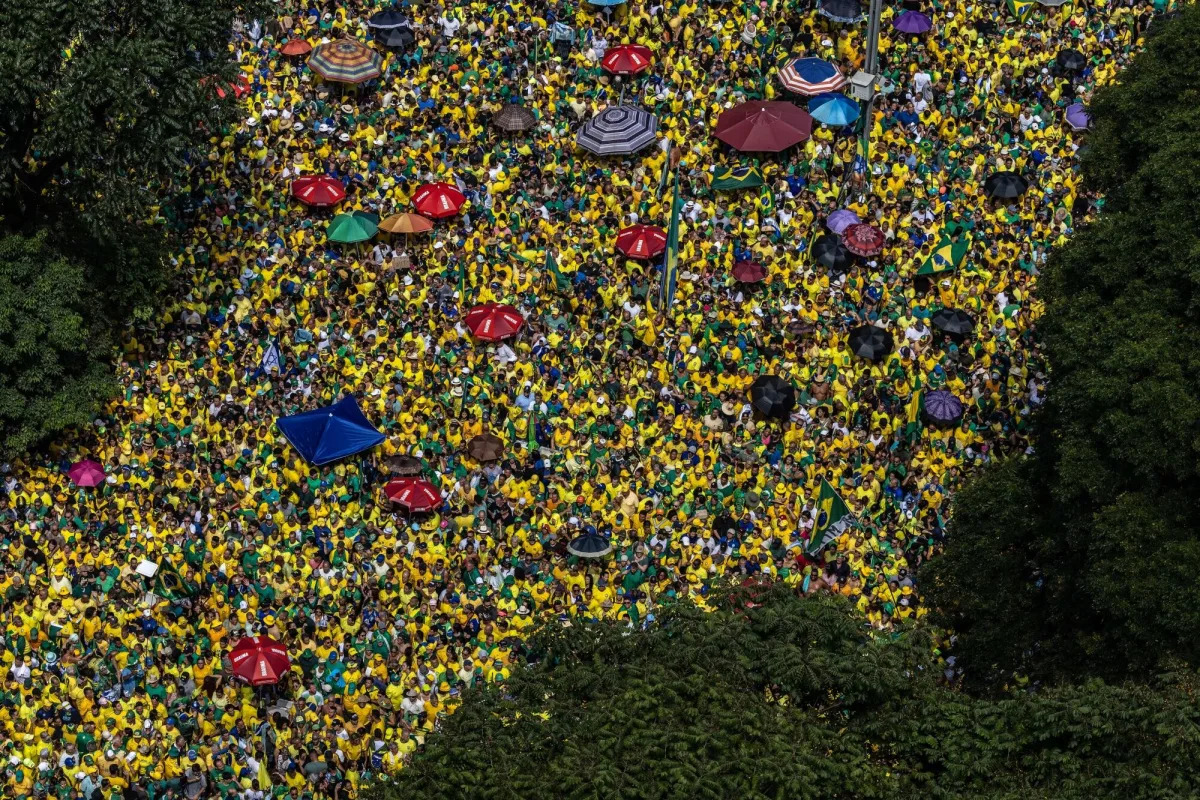 "Bolsonaro Defies Coup Allegations, Gathers Thousands of Supporters in Brazil"