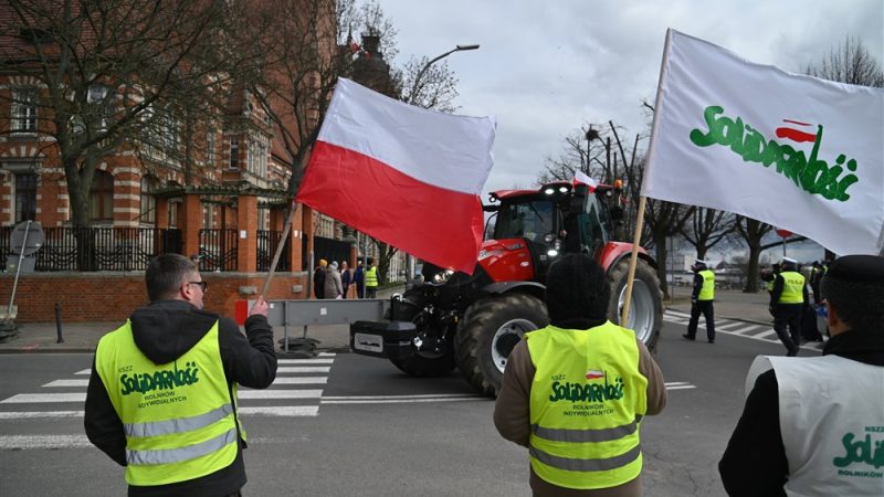 Polish-Ukrainian grain dispute sparks political turmoil.