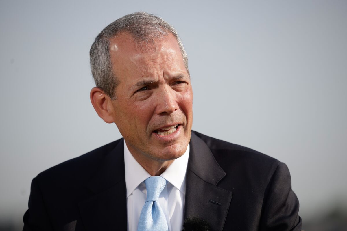 Featured image for "Boeing Supplier Hexcel's Stock Plunges on 'Unnerving' CEO Change"