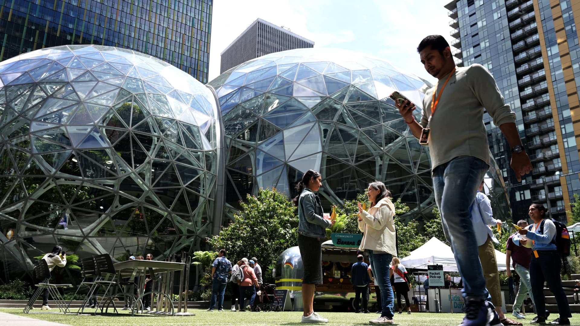 Featured image for Amazon plans up to 30,000 layoffs amid increased AI investment