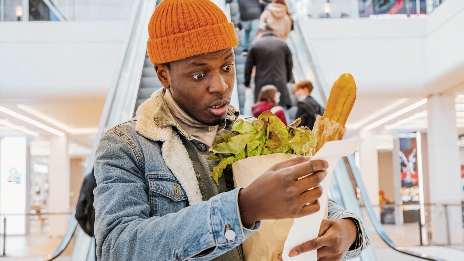 "Consumers Pushing Back: Retailers Fear Falling Prices Amid Inflation Fatigue"
