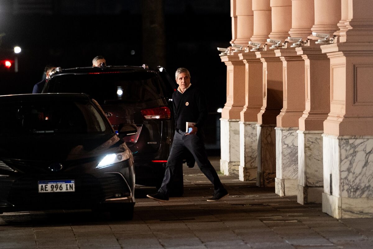 Featured image for Argentina Deploys Massive Dollar Sales to Stabilize Peso Amid Economic Crisis