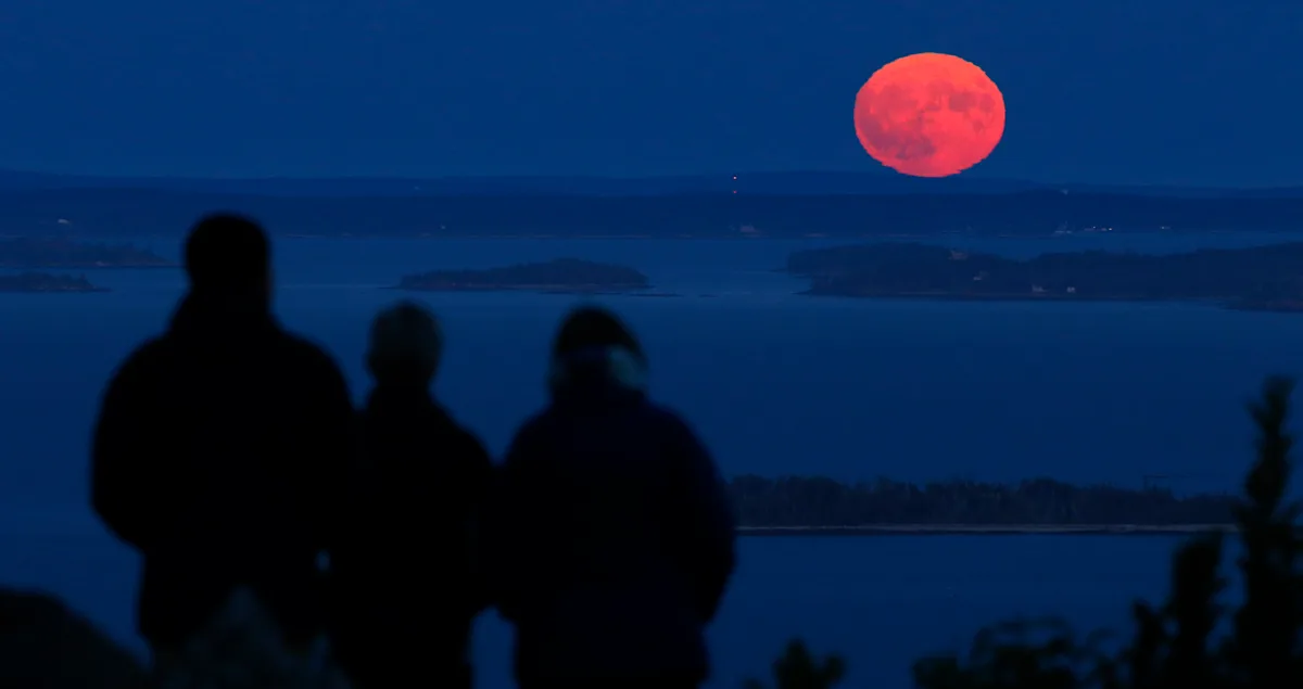 Featured image for October's Supermoon: When and How to View the Year’s First Celestial Event