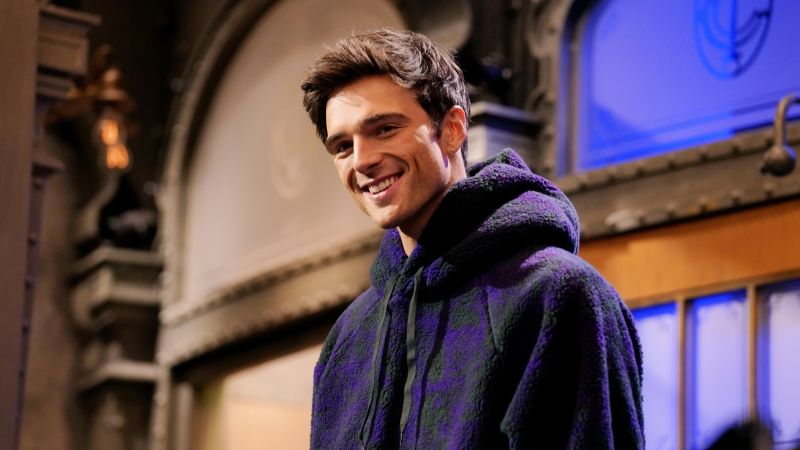 Featured image for Jacob Elordi Overcomes 'SNL' Jitters in Hilarious Promo Stunt