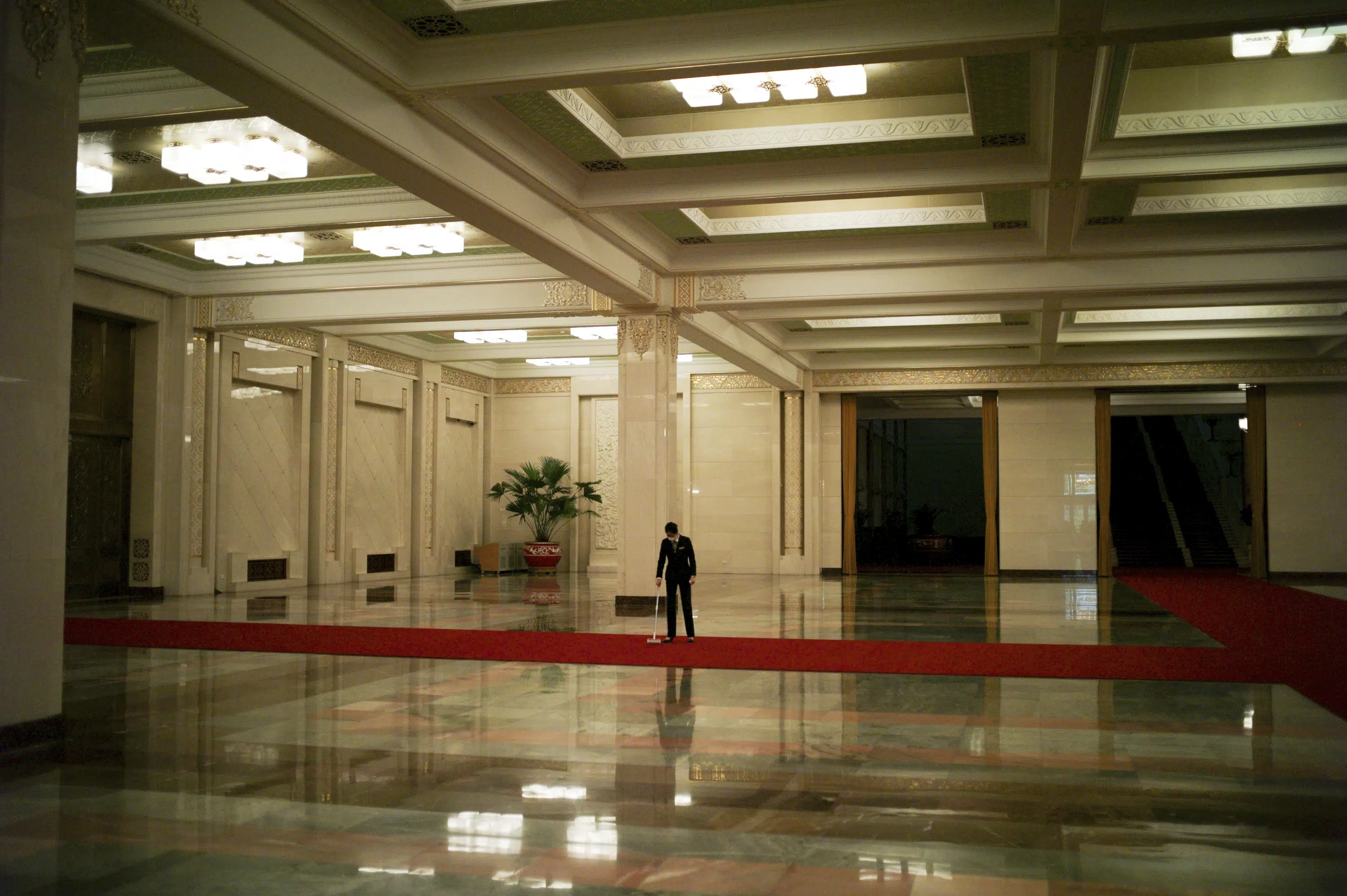 Macron's China Visit: Behind the Scenes and Public Relations Disaster.