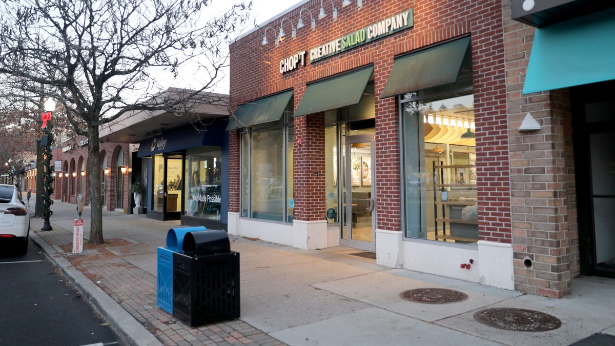 Lawsuit filed after woman discovers finger in Chopt salad