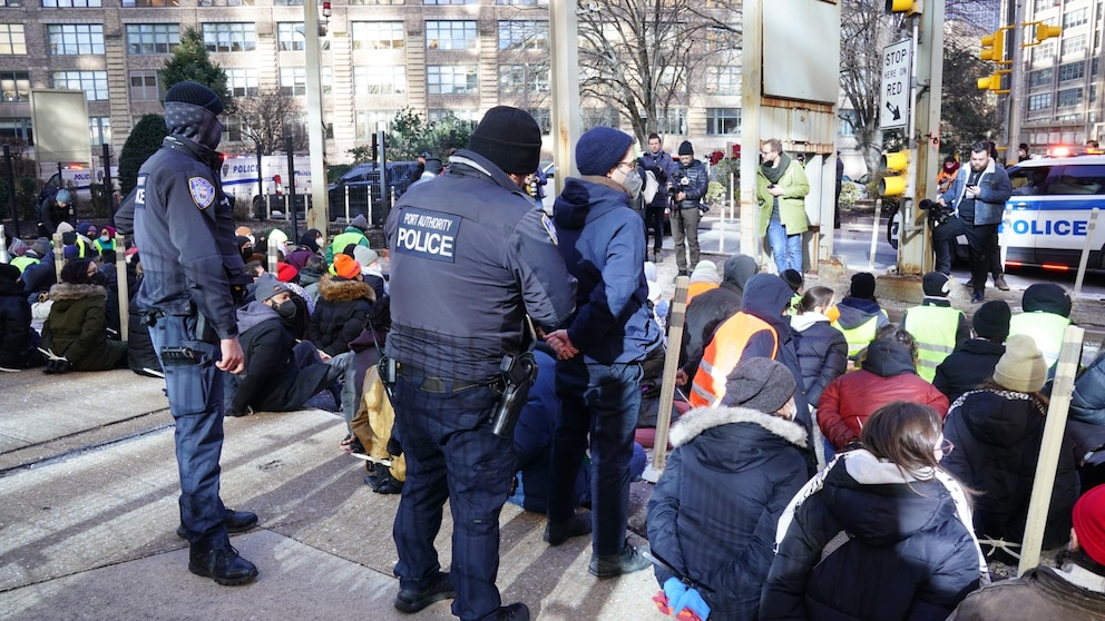 Pro-Palestinian Demonstrators Cause Traffic Chaos in NYC, Over 300 Arrested