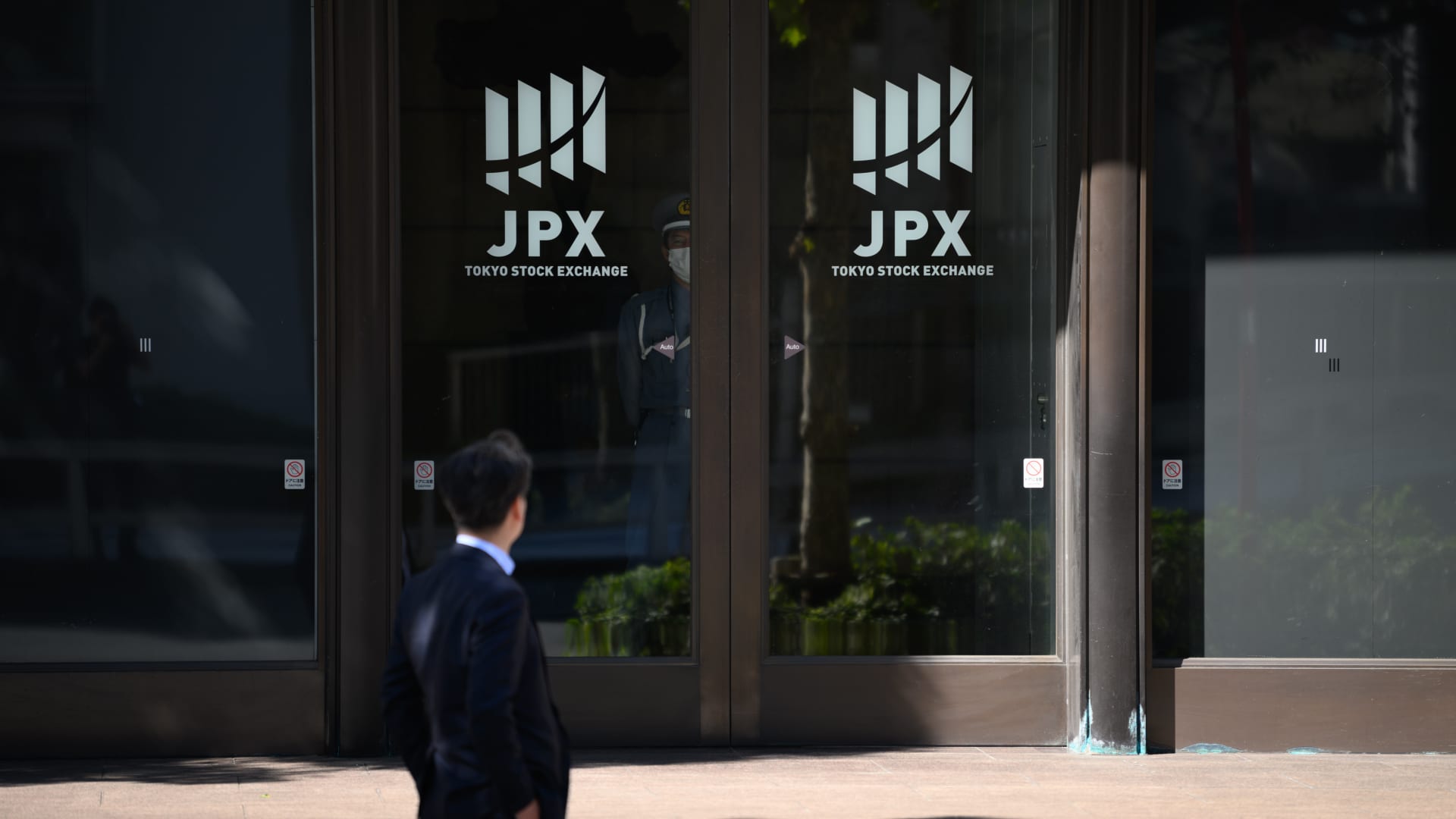 "Nikkei Index Surges to Record High Amid Yen Volatility"