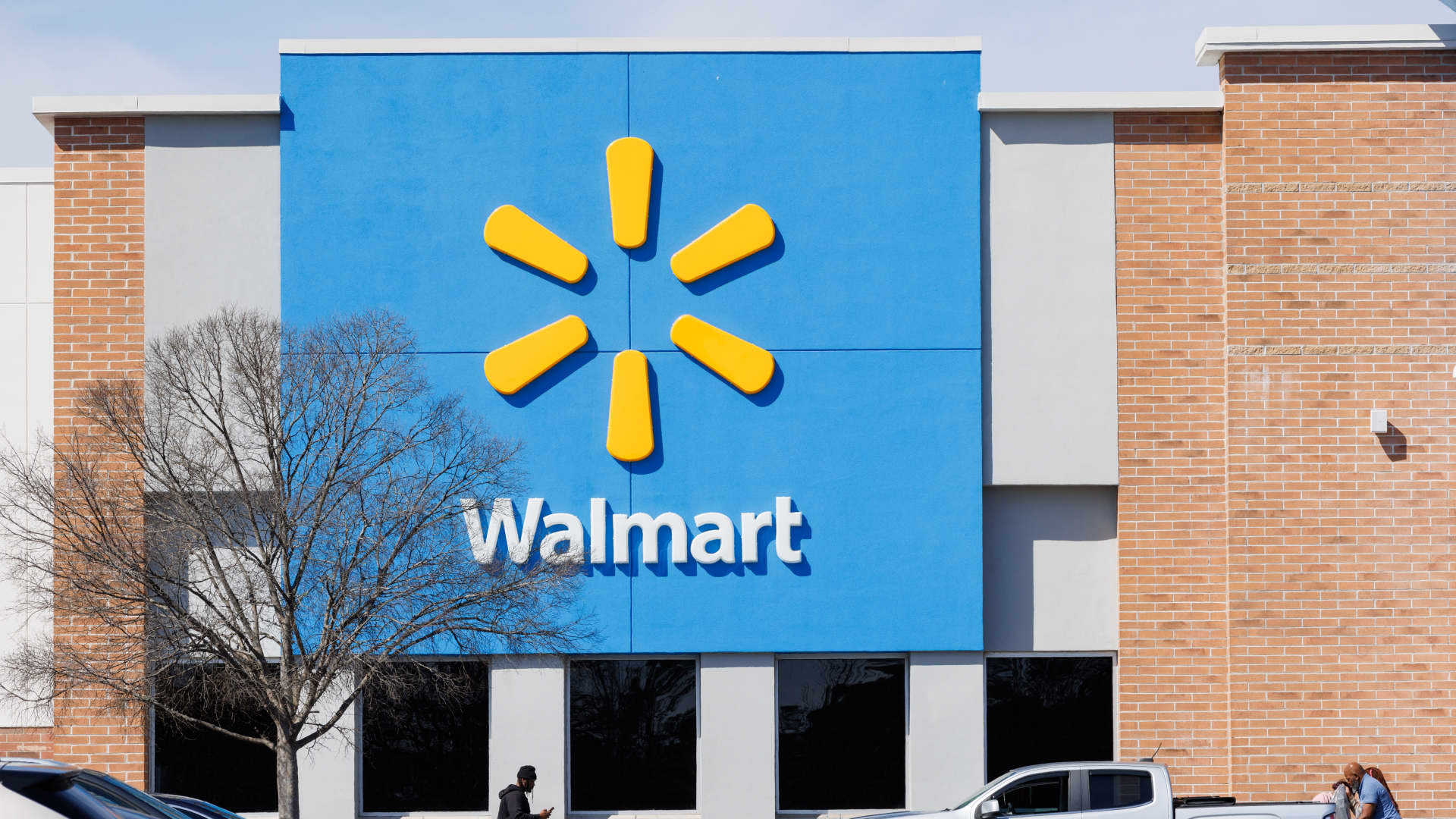 Walmart dominates grocery market amidst retail turbulence.