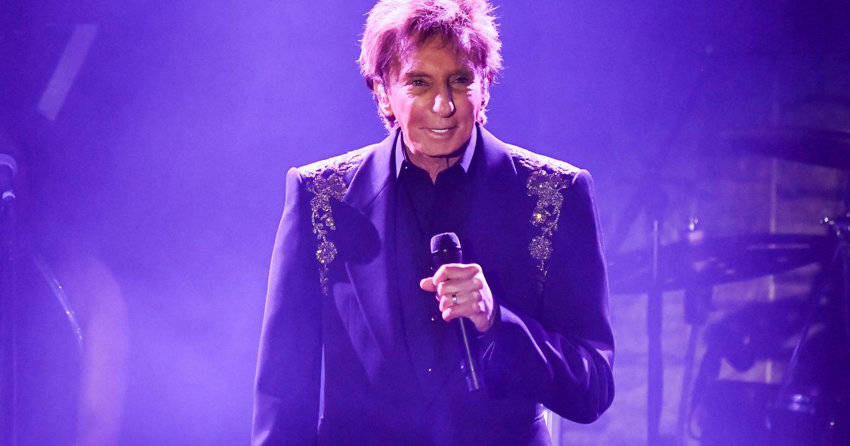 Featured image for Barry Manilow Diagnosed with Early-Stage Lung Cancer, Postpones Concerts
