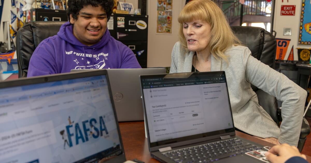 Featured image for FAFSA Glitches Cause Chaos in College Admissions