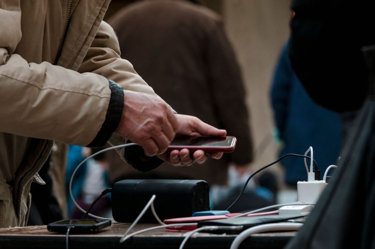 FBI warns against public charging and USB ports