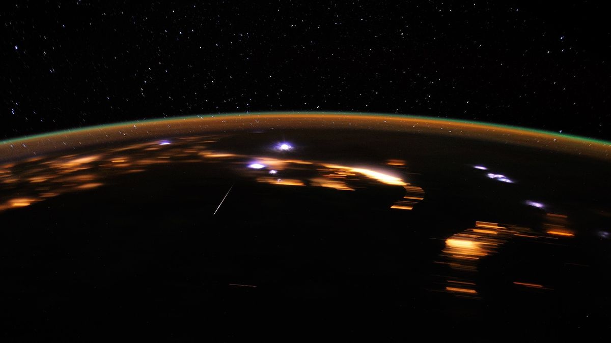 "Spotting Fireballs: Your Guide to Watching the Lyrid Meteor Shower Peak"