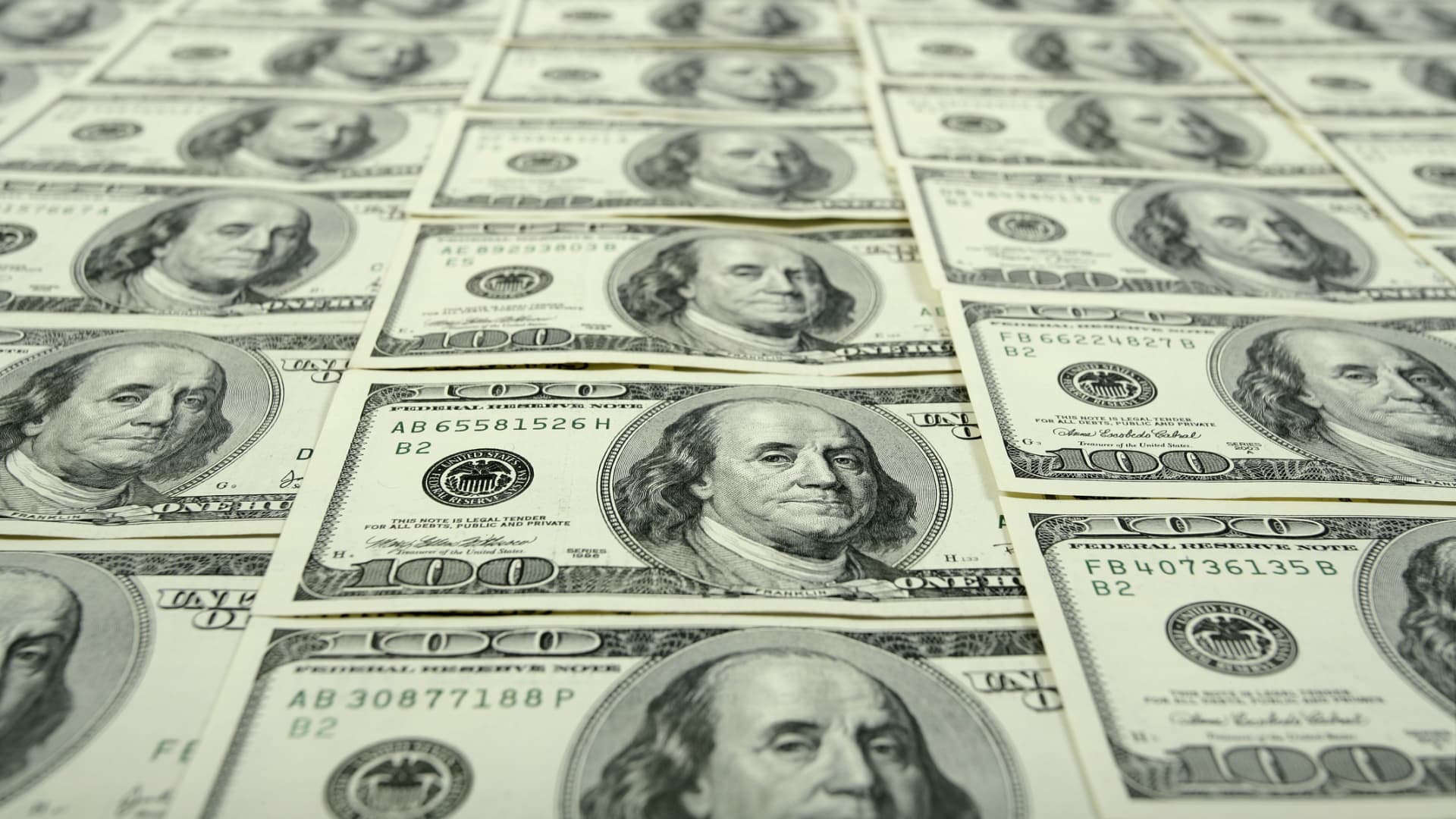 Featured image for Dollar Weakens Amid Mixed Economic Data and Fed Outlook