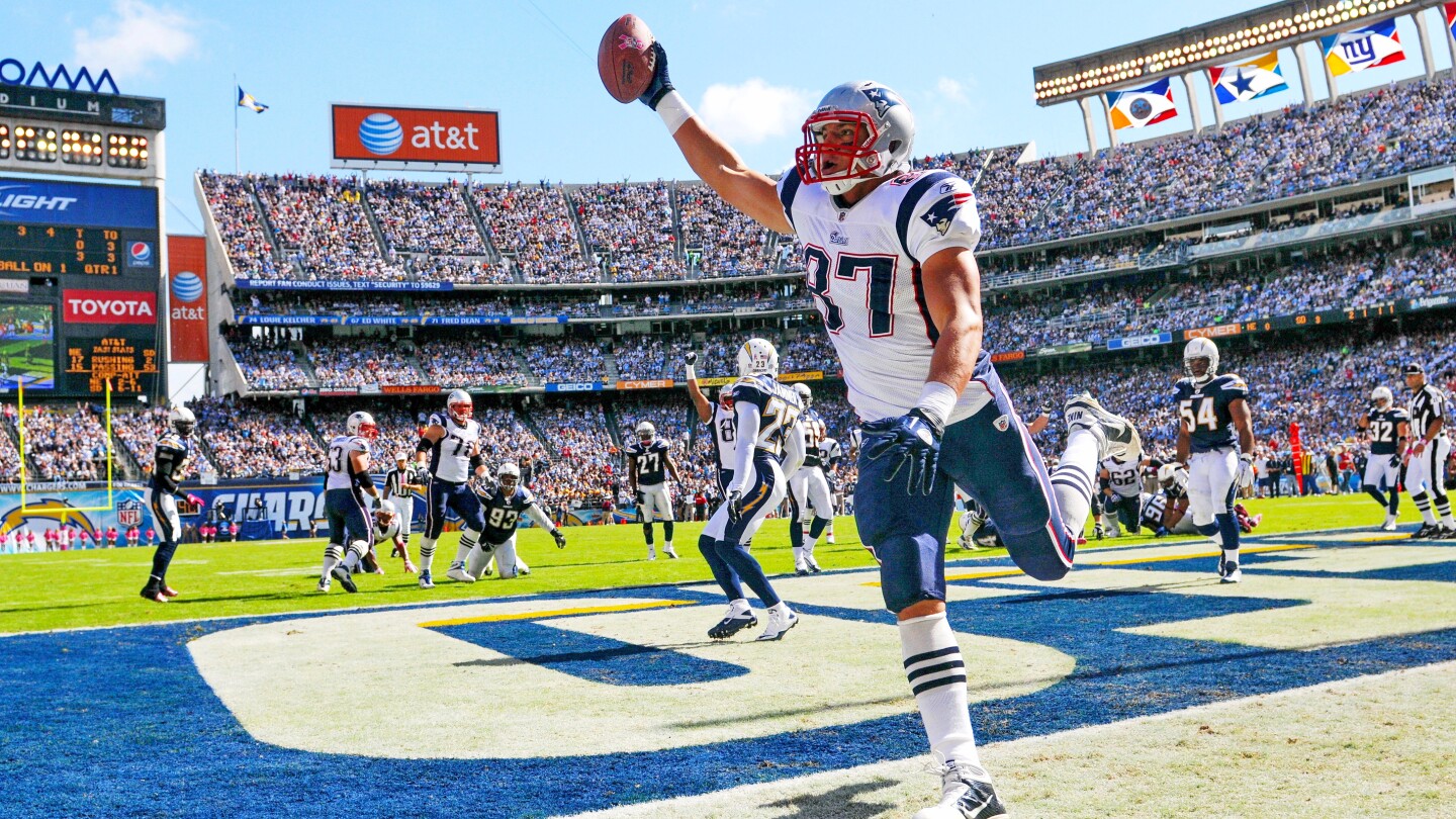 Featured image for Rob Gronkowski to retire as a Patriot after one-day contract