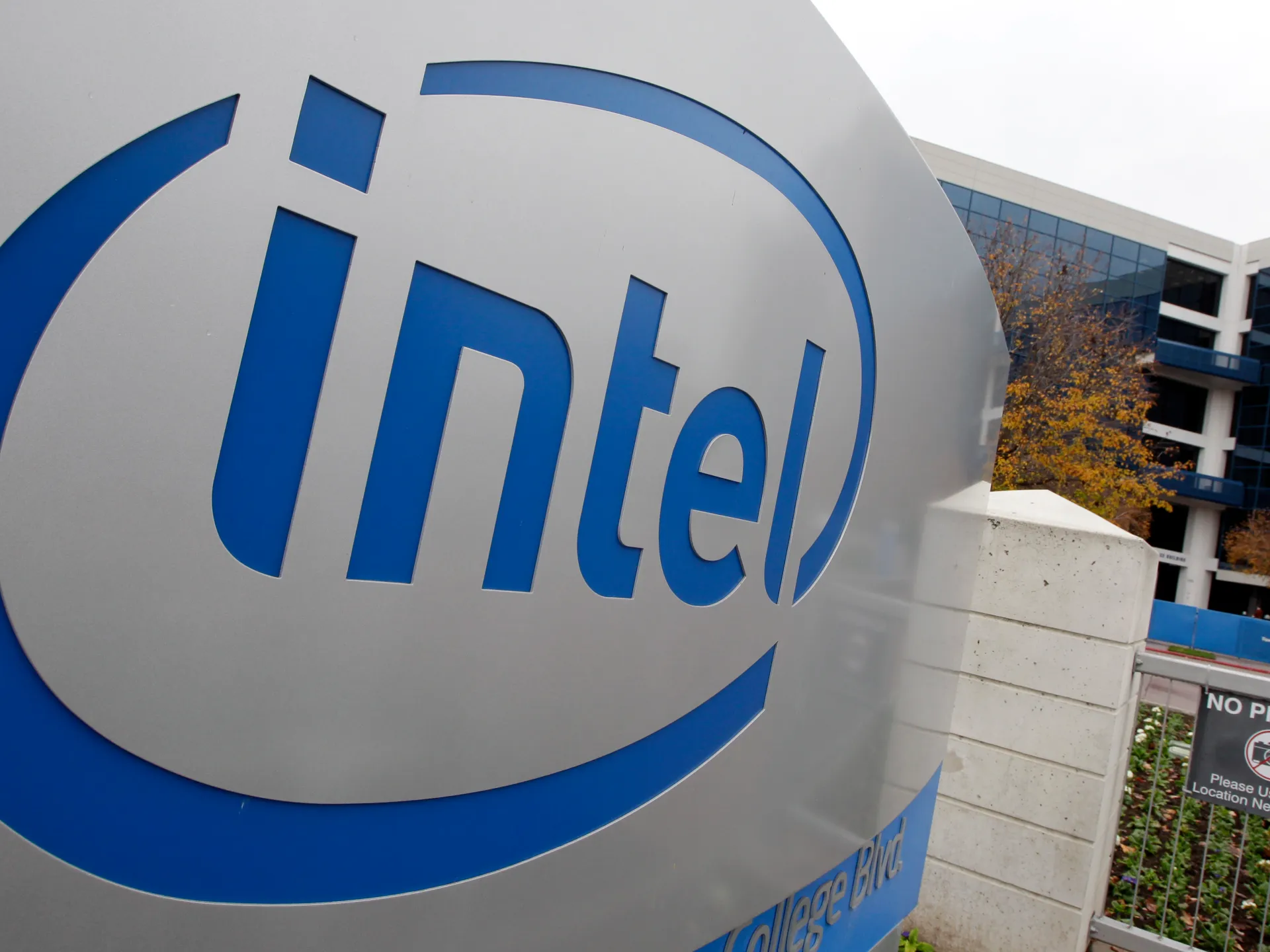 Featured image for US and Tech Giants Engage in Intel and Chip Maker Equity Discussions Amid Policy and Market Concerns