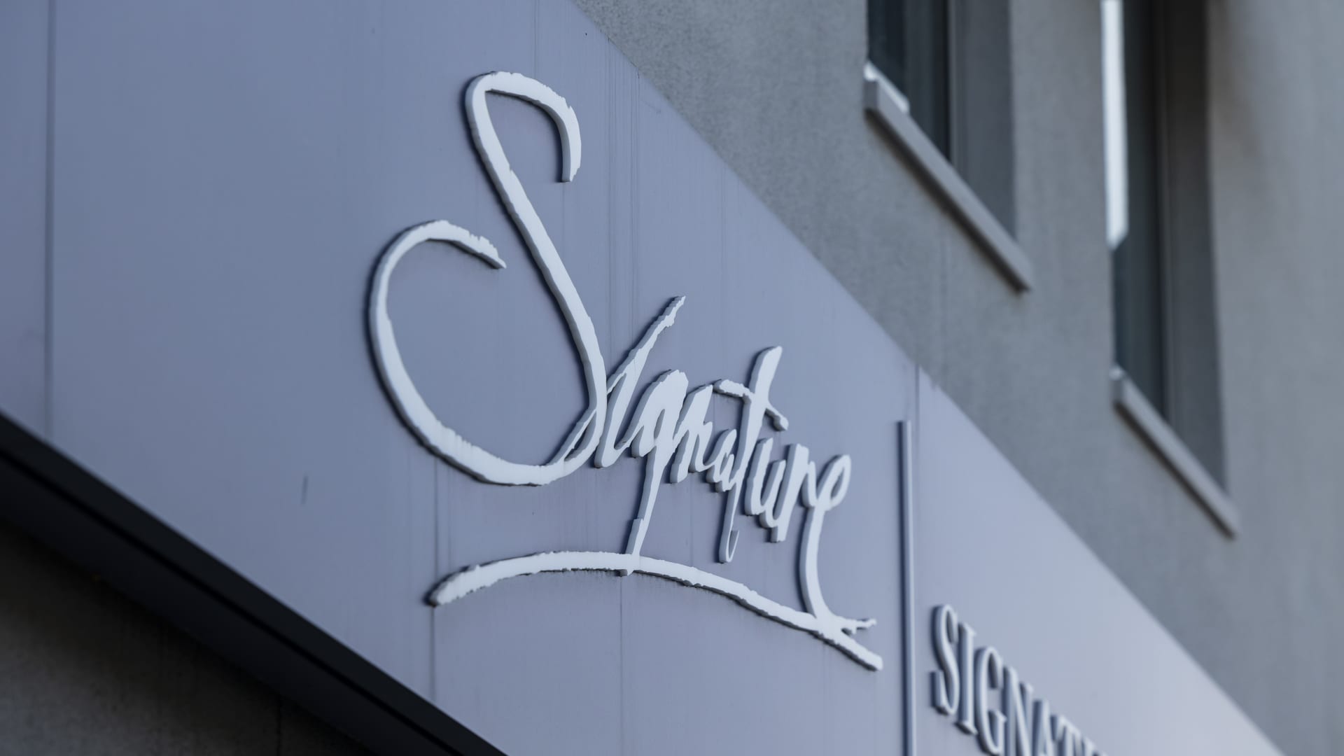 Signature Bank assets sold to NY Community Bancorp subsidiary by FDIC.