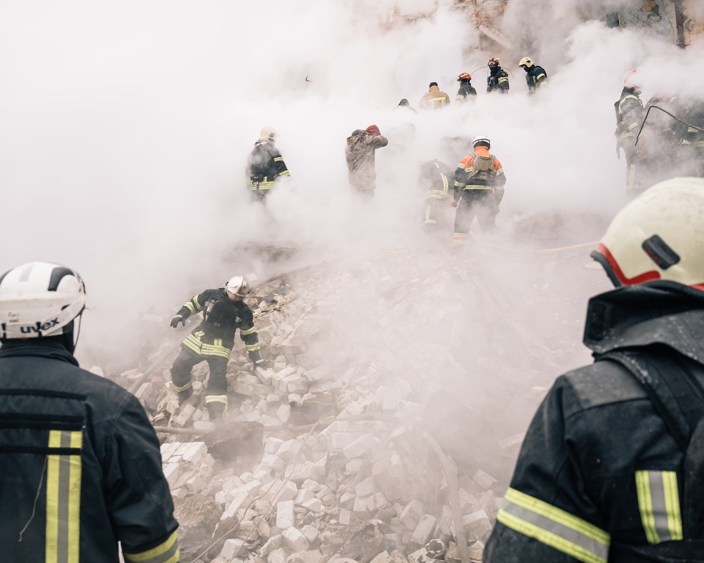 "Ukraine's Ongoing Struggle: Russian Strikes and Rescues in Kharkiv"