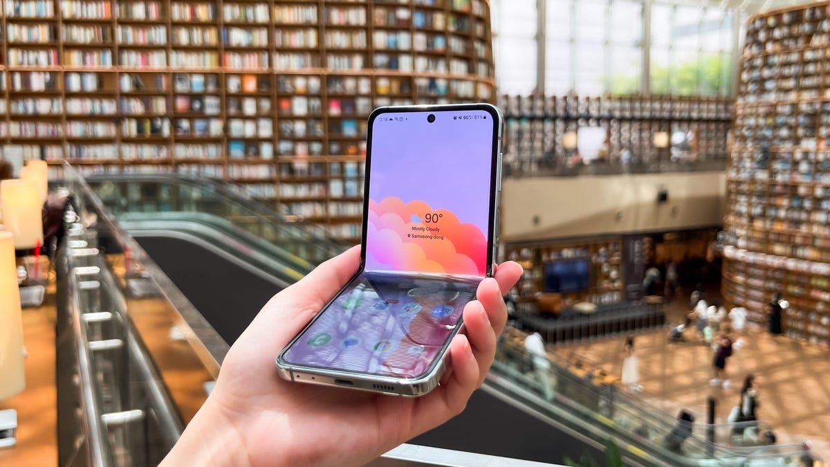 Featured image for "2024's Top-Rated Flip Phone Models Revealed"