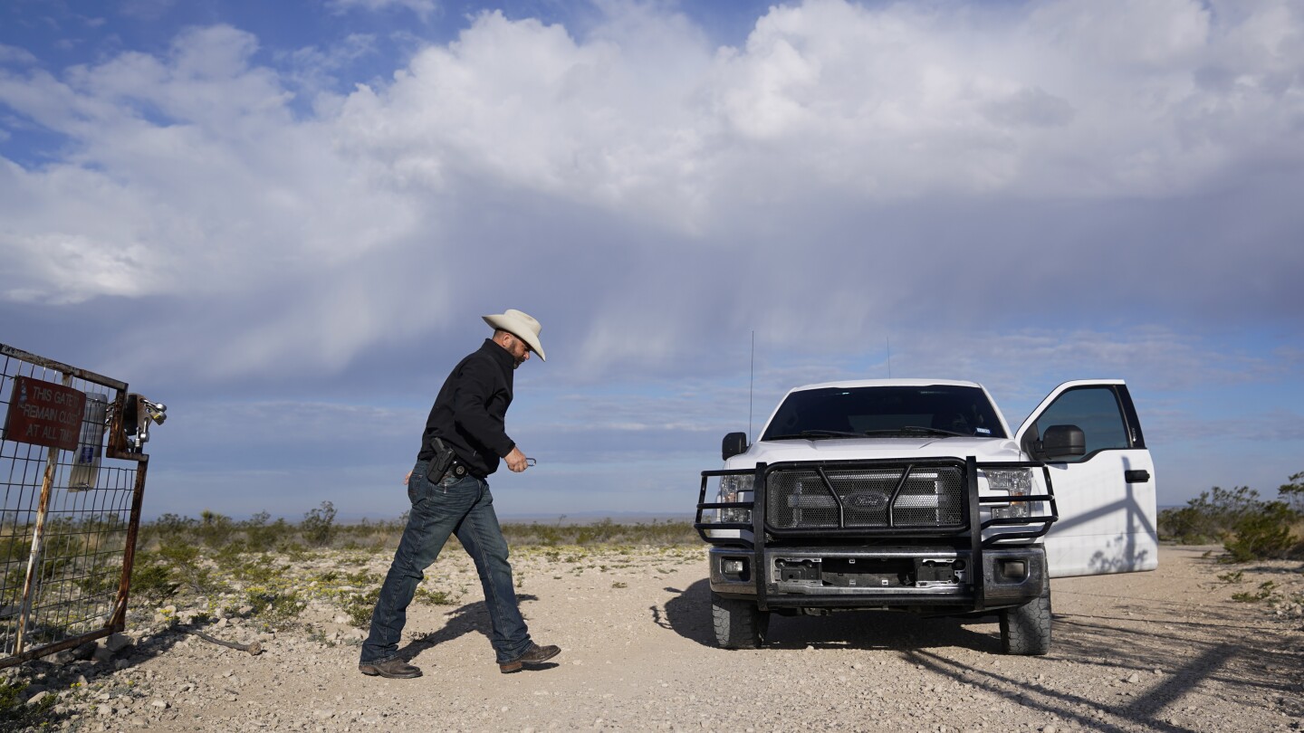 "Texas Immigration Law Sparks Concerns for Law Enforcement and Legal Immigrants"