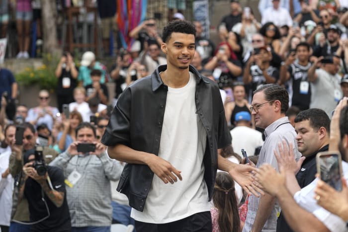 Victor Wembanyama's Spurs debut and dinner with legends.