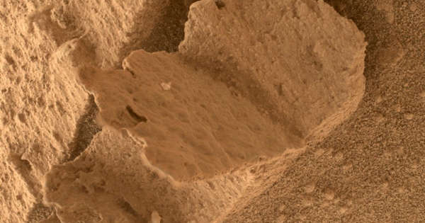 NASA's Curiosity Rover Discovers Book-Shaped Rock on Mars