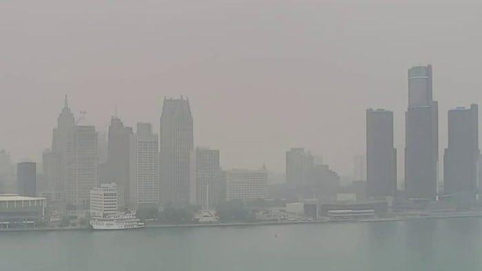 "Southeast Michigan and Buffalo Cities Provide Free Masks Amid Poor Air Quality"