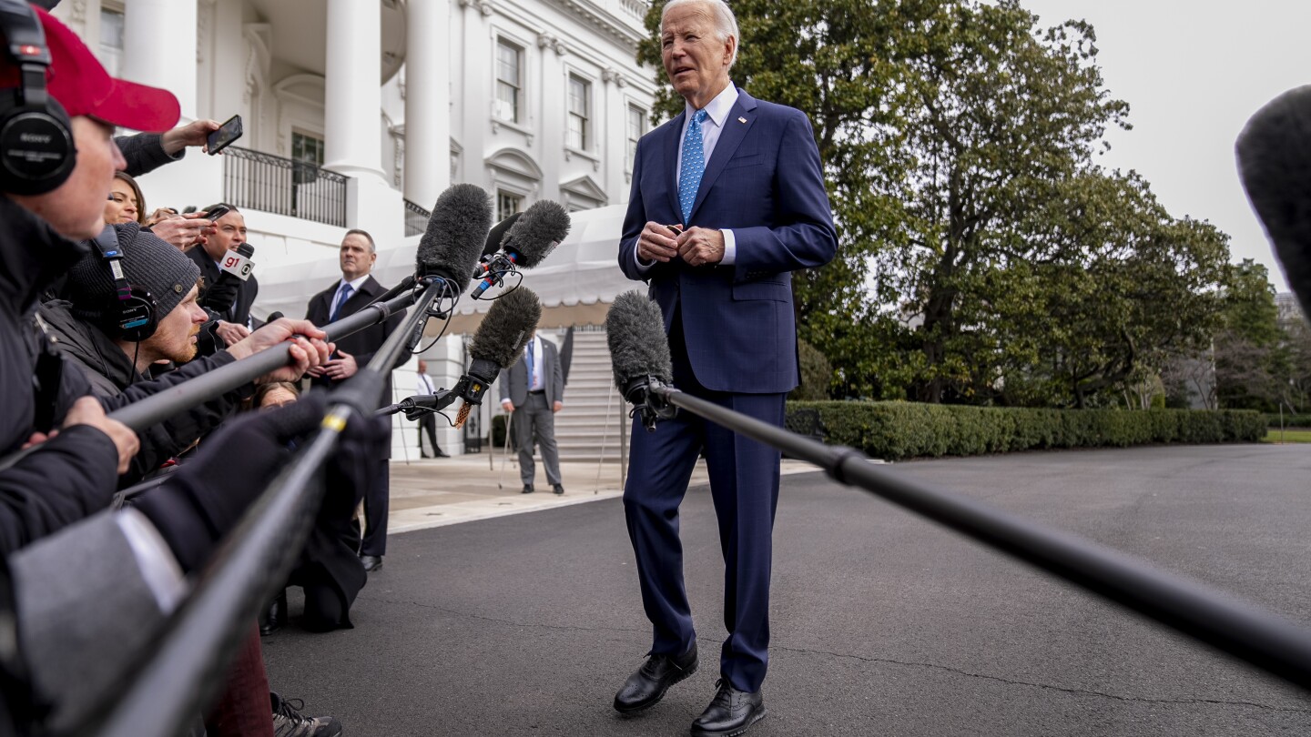 "Split Views: US Economy Improves, but Biden's Approval Stagnant"
