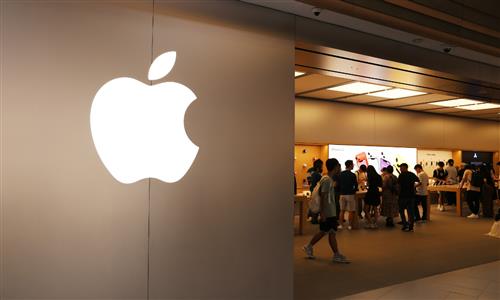 "iPhone 15 Series Faces Competition and Carrier Deals in China and the US"