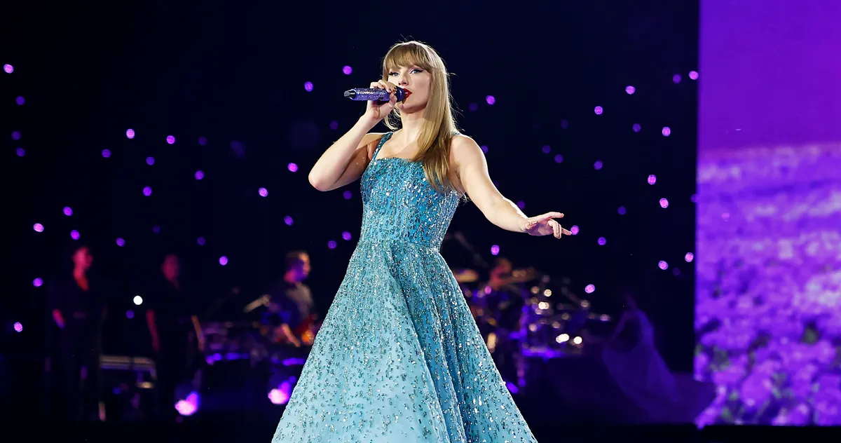 Featured image for Taylor Swift's Error-Filled Tour Book Sells 800,000 Copies Despite Mistakes