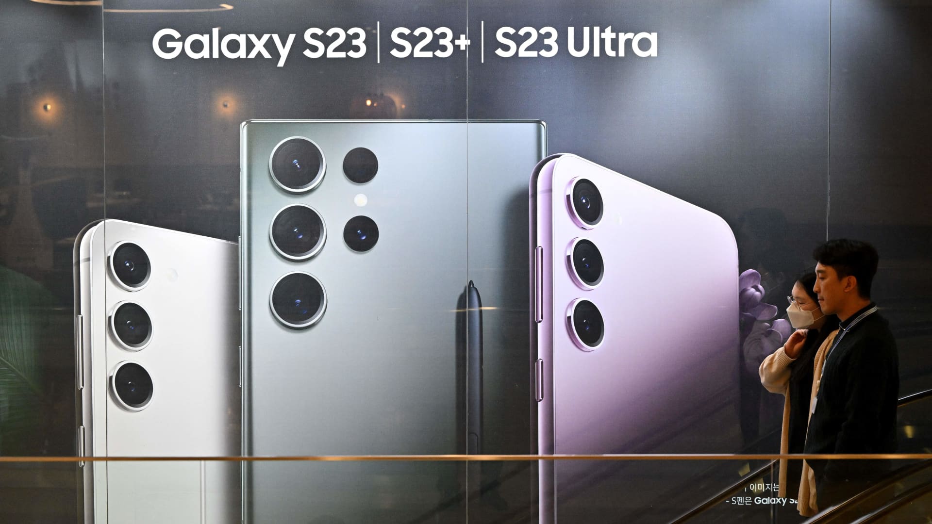 Featured image for Samsung Electronics' Q3 Profit Plunges 78%, Yet Shares Surge