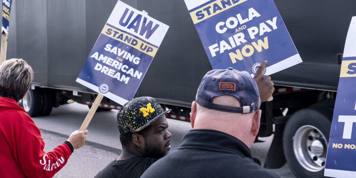 "Stellantis Cites UAW Strikes for Layoffs Amid Looming Walkouts"