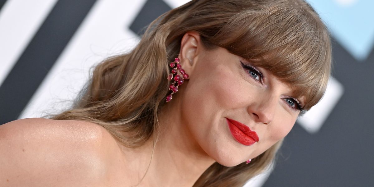 Featured image for Taylor Swift's Showgirl Charm and Fan Engagement in 2025