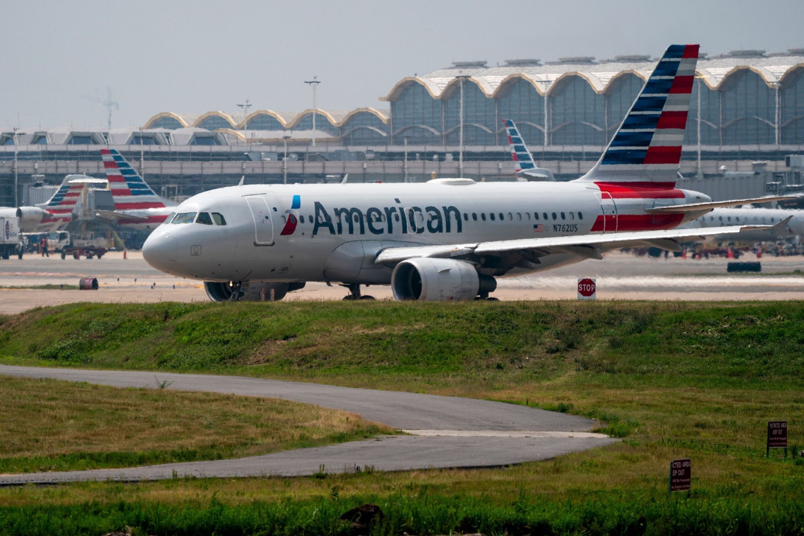 Featured image for "Near-Miss at Reagan National Sparks FAA Probe"