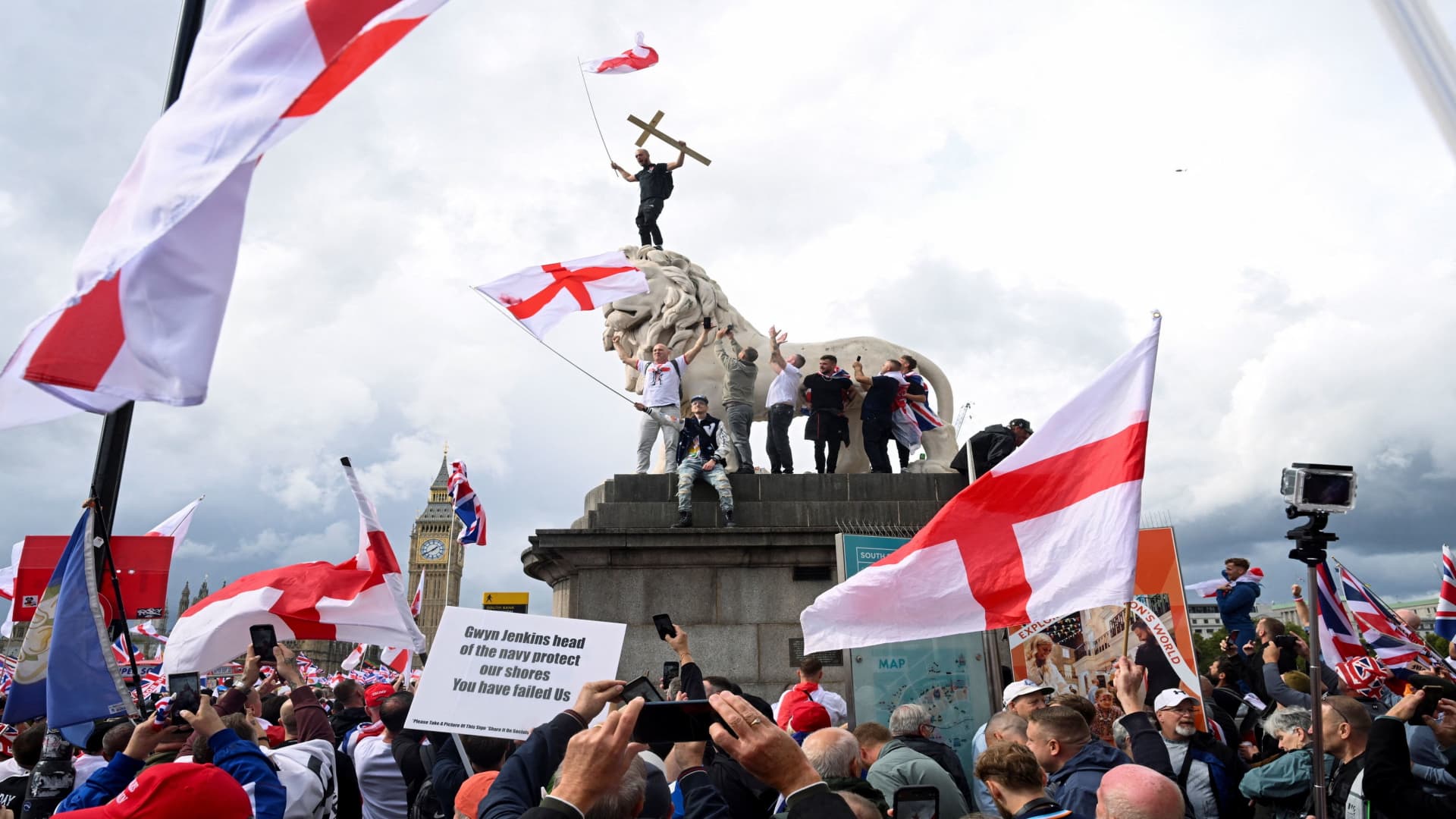Featured image for Over 100,000 Protest in London Rally Led by Tommy Robinson