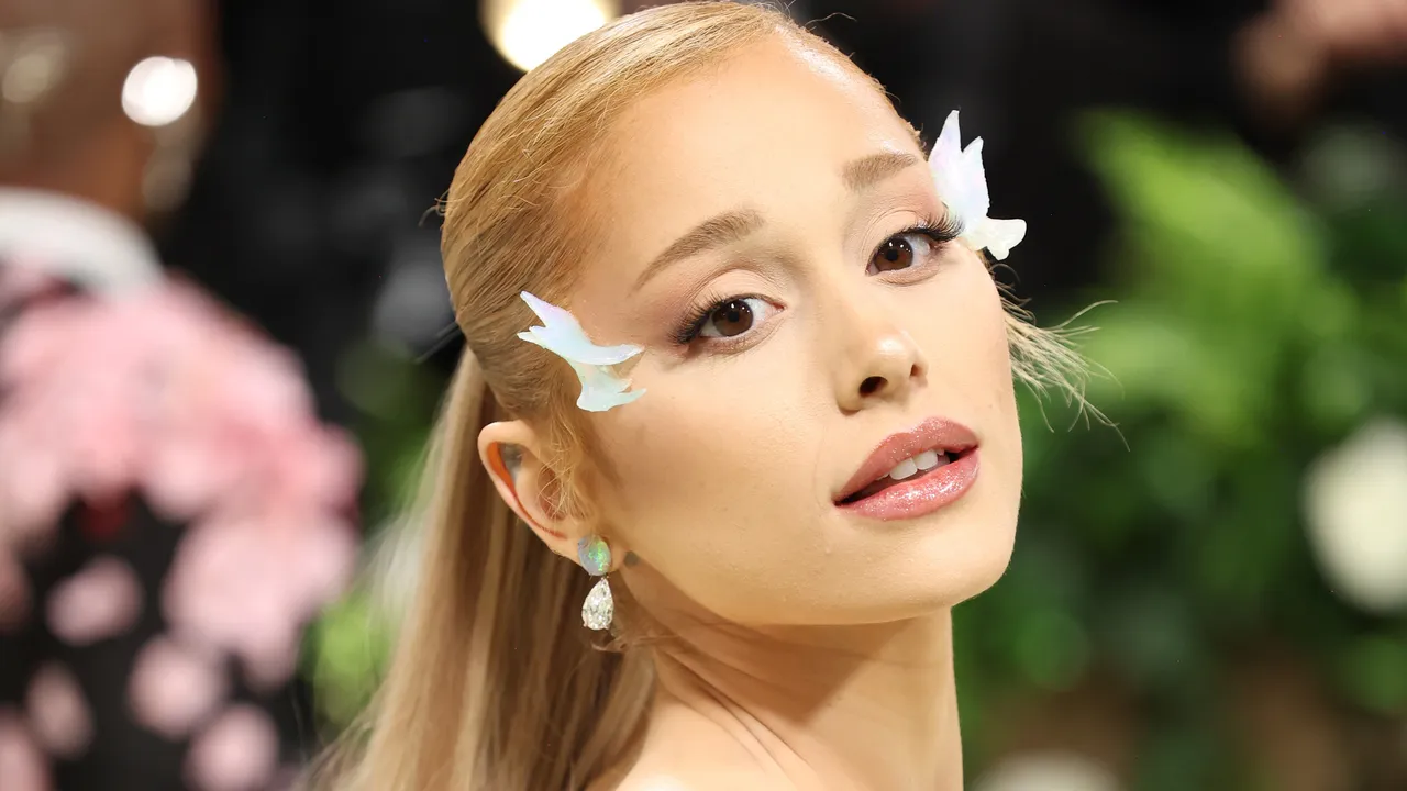 Featured image for Ariana Grande Switches from Blonde to Brunette After Glinda Role