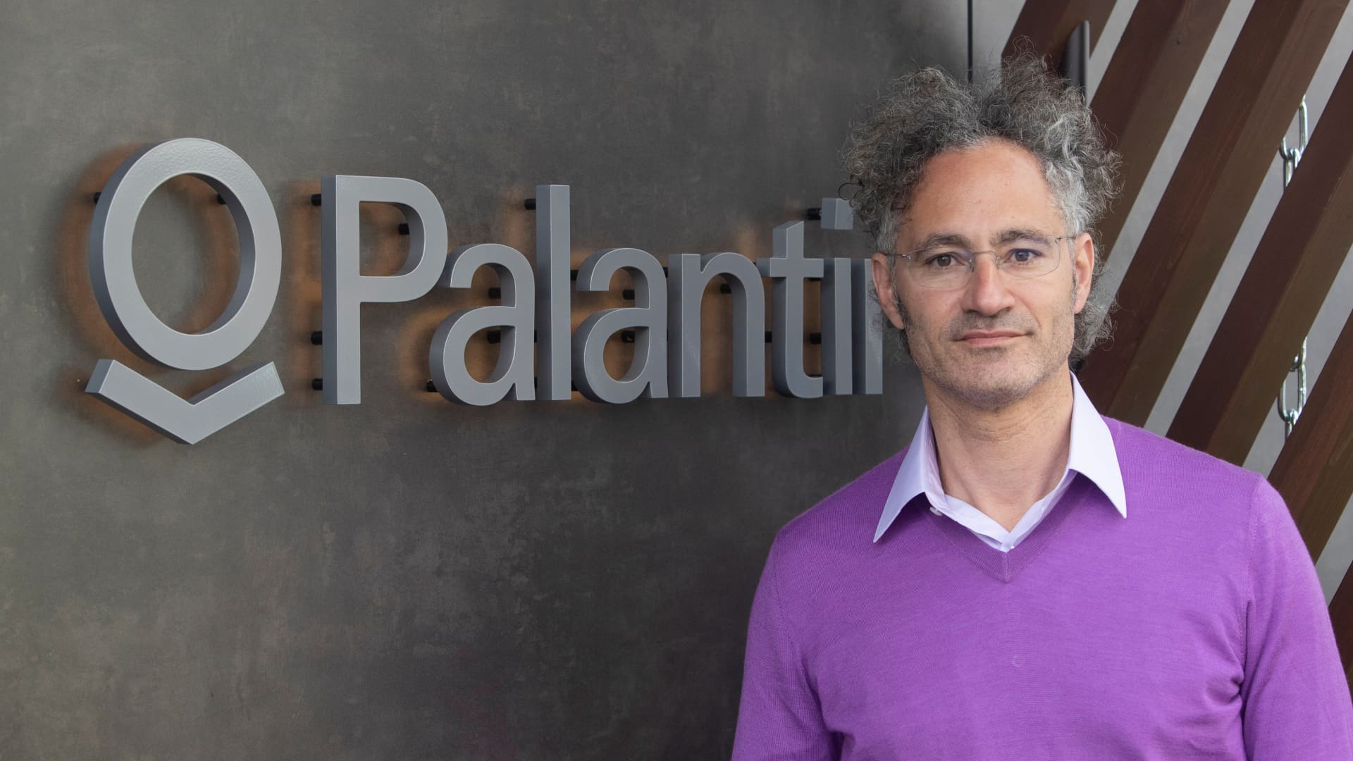"Palantir CEO's Pro-Israel Stance Sparks Employee Exodus"