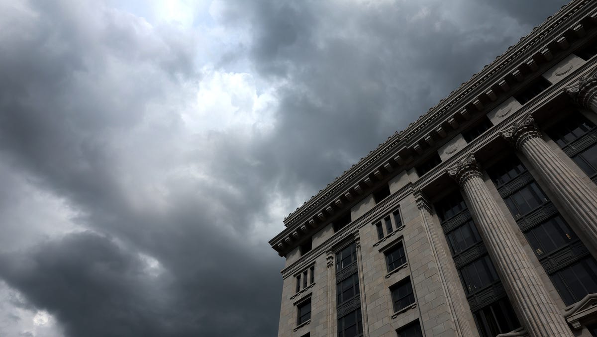 Storms Cause Widespread Power Outages and Travel Disruptions in Atlanta and Buffalo