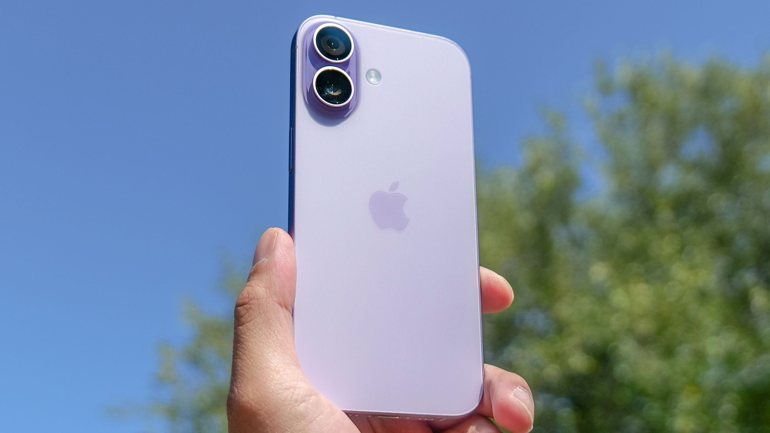 Featured image for iPhone 17: A Review of Its Strengths and Missing Features