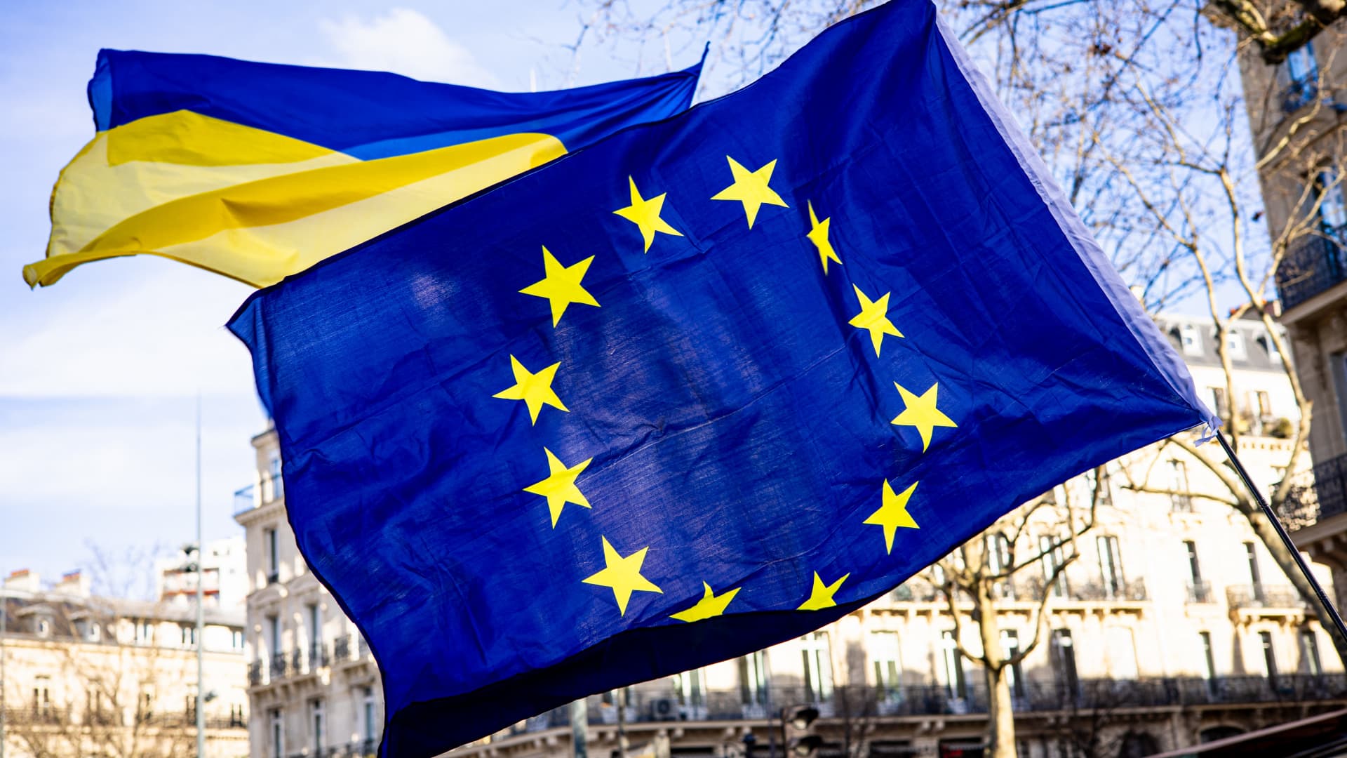 Featured image for EU Approves $105B Aid for Ukraine Amid Ongoing Crisis