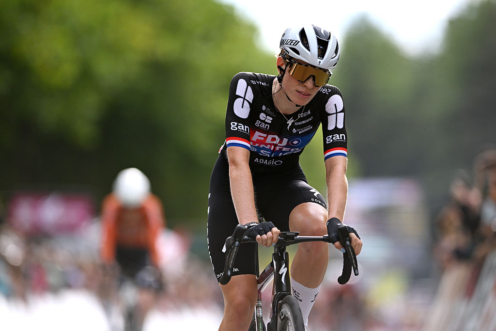 Featured image for Demi Vollering suffers major crash in Tour de France Femmes