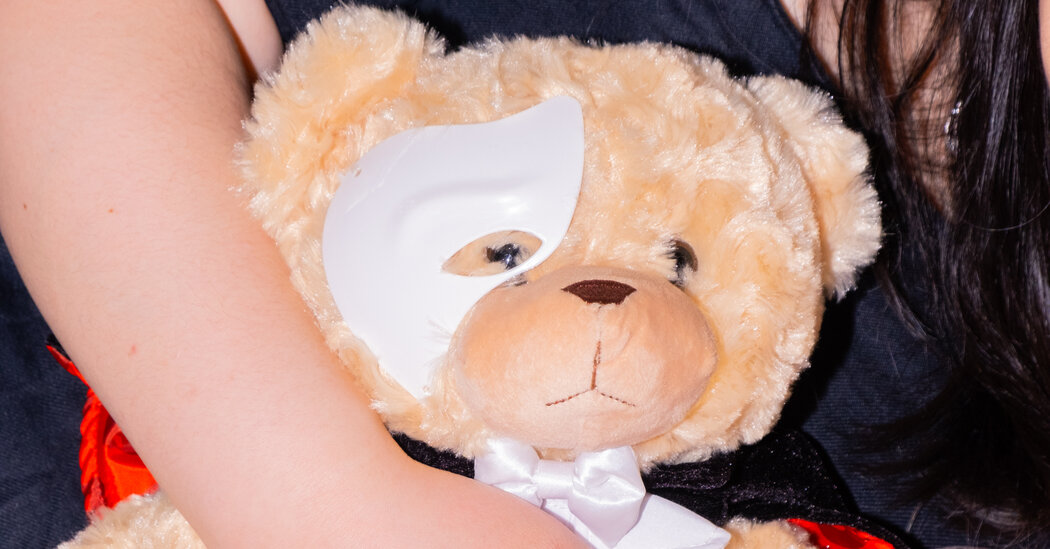 Featured image for Saying Goodbye to 'Phantom of the Opera': Broadway Run Ends.