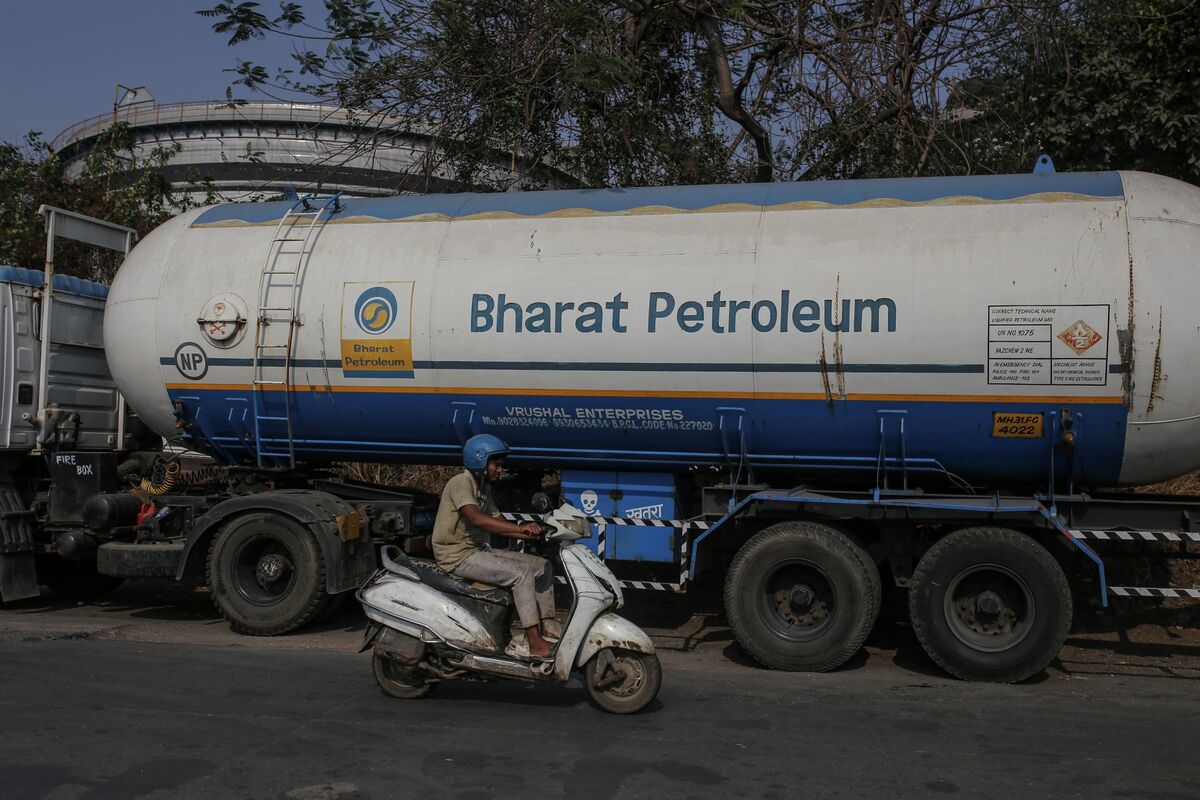 Featured image for India's Oil Strategy Amid US Pressure and Global Tensions
