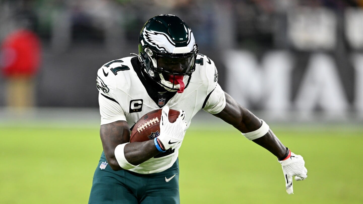 Featured image for Eagles Focus on Strengthening A.J. Brown and Jalen Hurts Connection