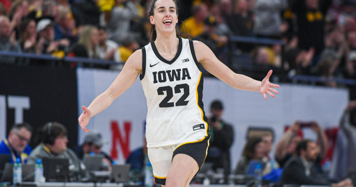 Featured image for Caitlin Clark Breaks Steph Curry's NCAA 3-Point Record