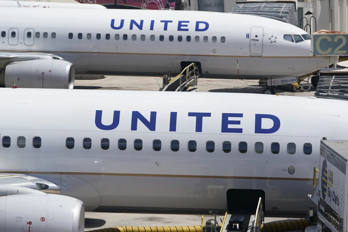 Featured image for United Airlines Requests Pilots to Take Unpaid Leave Amid Boeing Delays