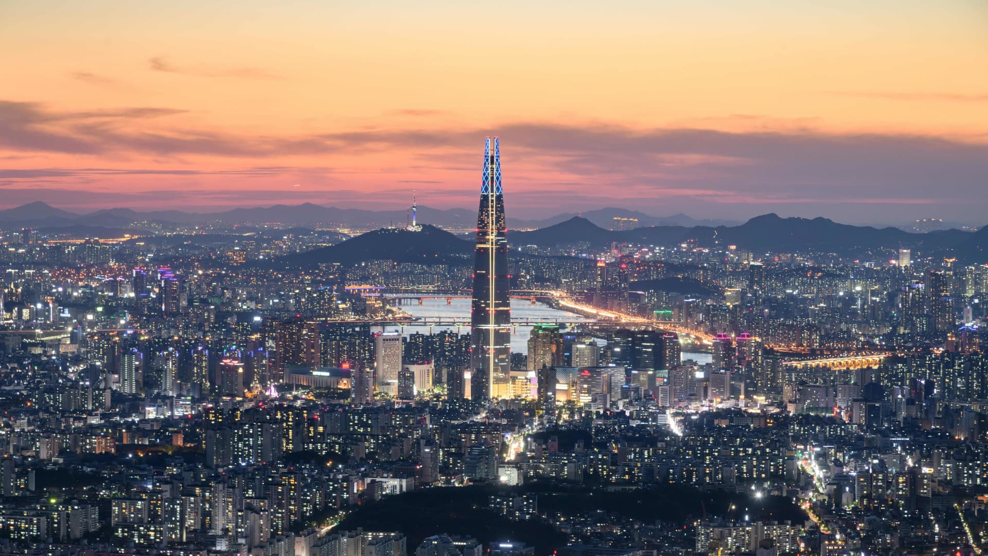 South Korea's Central Bank Surprises with Consecutive Rate Cuts Amid Economic Concerns