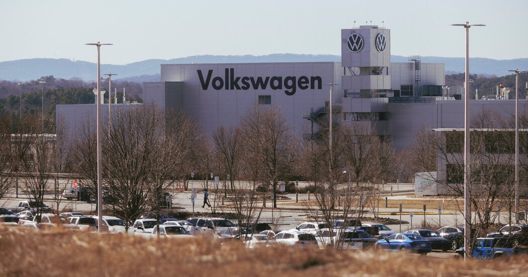Featured image for "Volkswagen Workers in Chattanooga Petition for Union Vote"